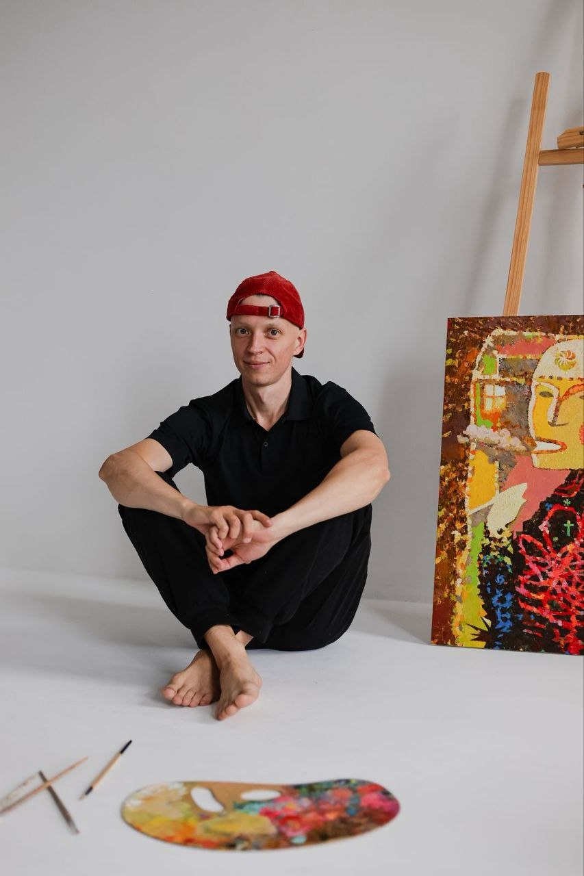 Художник рядом с картиной / Artist beside a painting