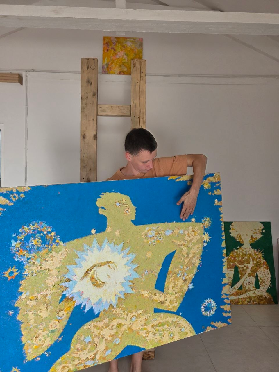 Художник с синей картиной / Artist with a blue painting