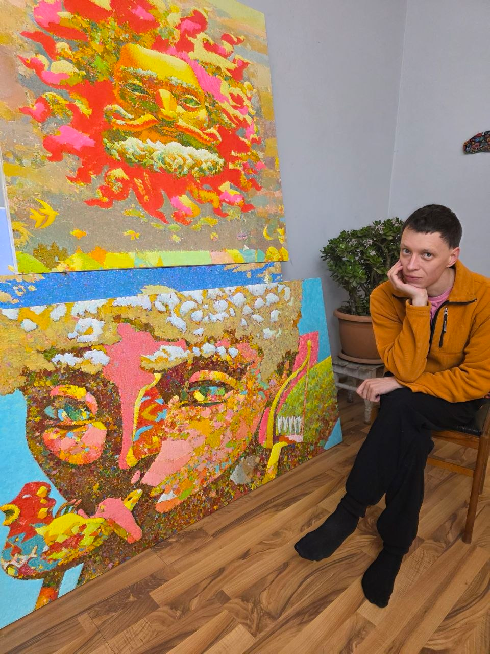 Художник среди картин / Artist among paintings