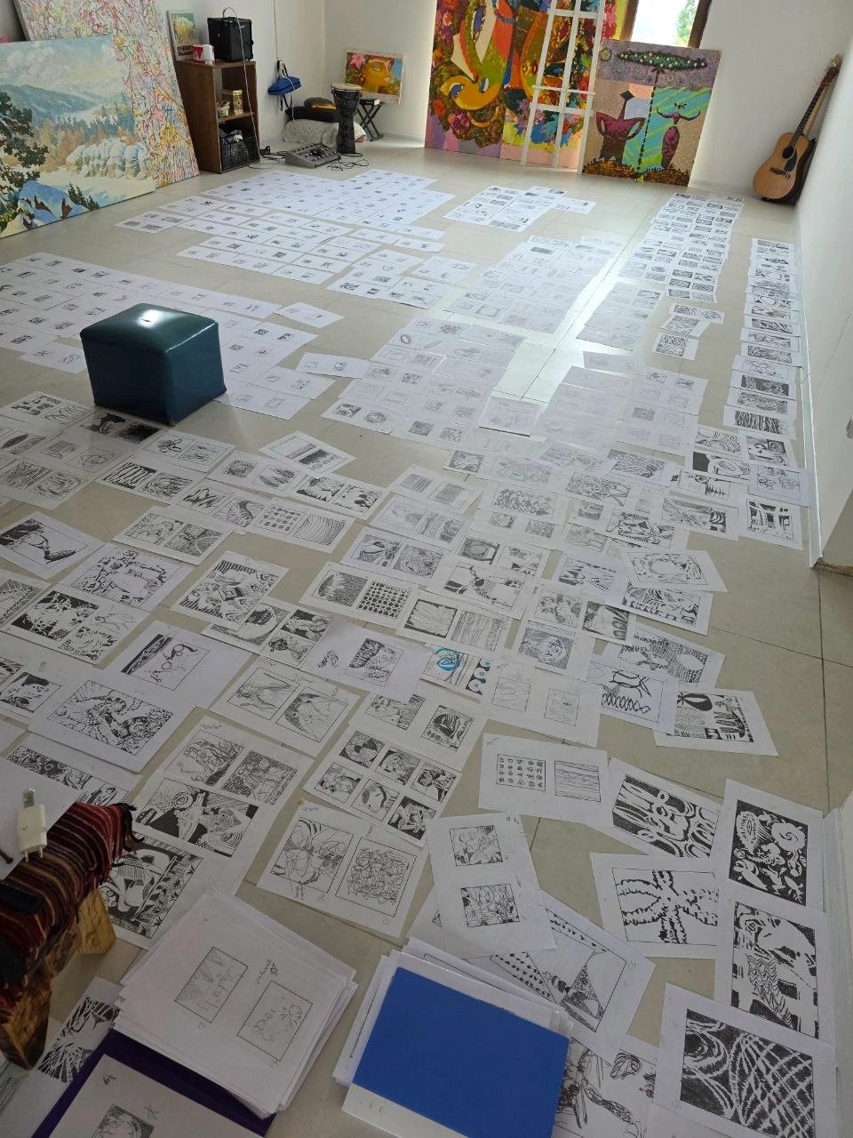 Просмотр графики в мастерской / Reviewing drawings in the studio