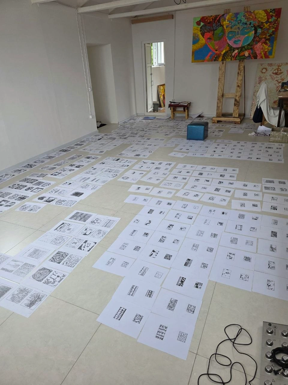 Общий вид раскладки графики в мастерской / Drawing layout in the studio